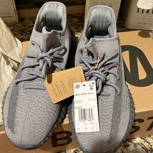 Yeezys 350 v2 boost 10.5 nwt